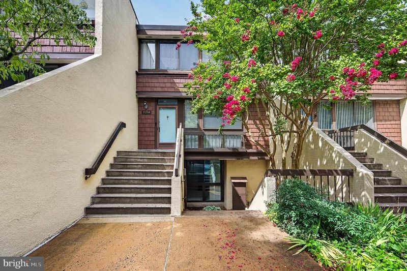 2212 S Randolph St #1, Arlington, VA 22204