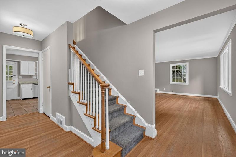 7215 Rollingwood Dr, Chevy Chase, MD 20815