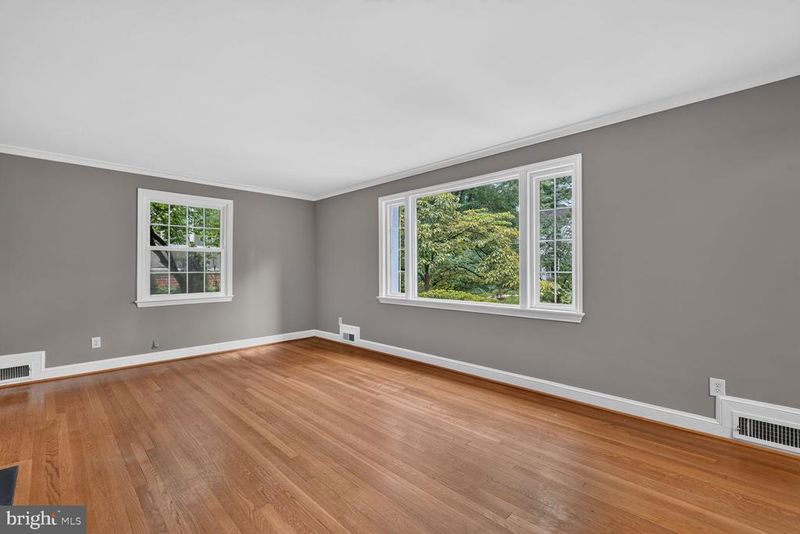 7215 Rollingwood Dr, Chevy Chase, MD 20815