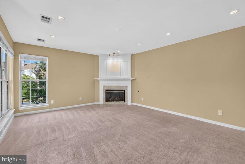 8211 Crossbrook Ct #202, Lorton, VA 22079