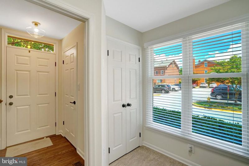 514 Colecroft Ct, Alexandria, VA 22314