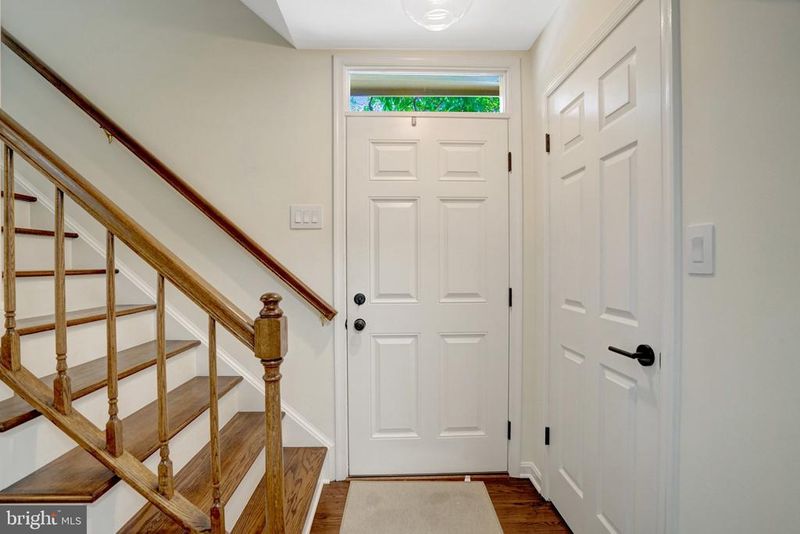 514 Colecroft Ct, Alexandria, VA 22314