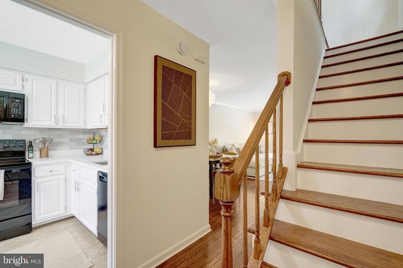 514 Colecroft Ct, Alexandria, VA 22314