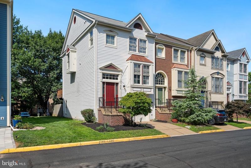 208 Occoquan Ter SW, Leesburg, VA 20175