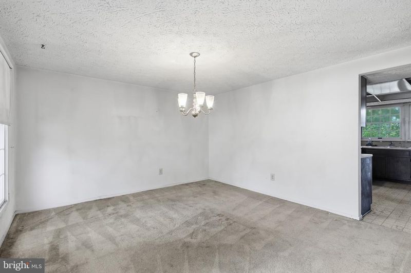 9812 Summerday Dr, Burke, VA 22015