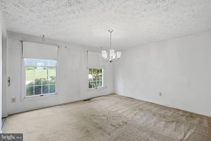 9812 Summerday Dr, Burke, VA 22015