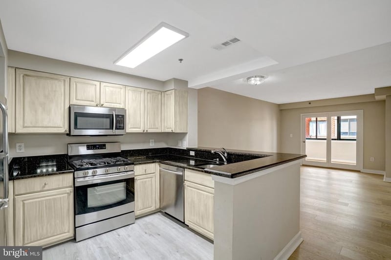 1050 N Taylor St #1-203, Arlington, VA 22201