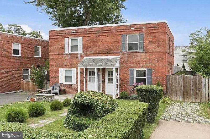 829 S Irving St, Arlington, VA 22204