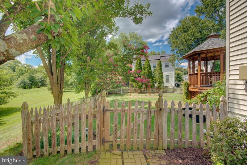 74 Mcpherson Cir, Sterling, VA 20165