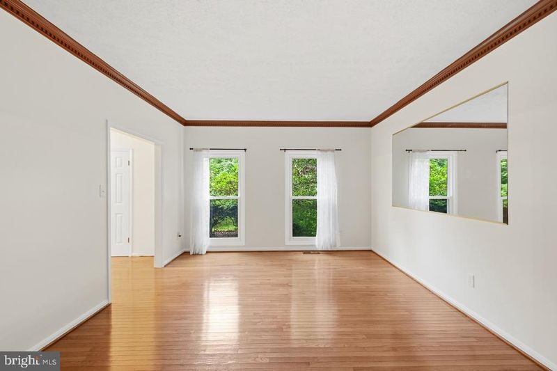 6001 River Forest Dr, Manassas, VA 20112