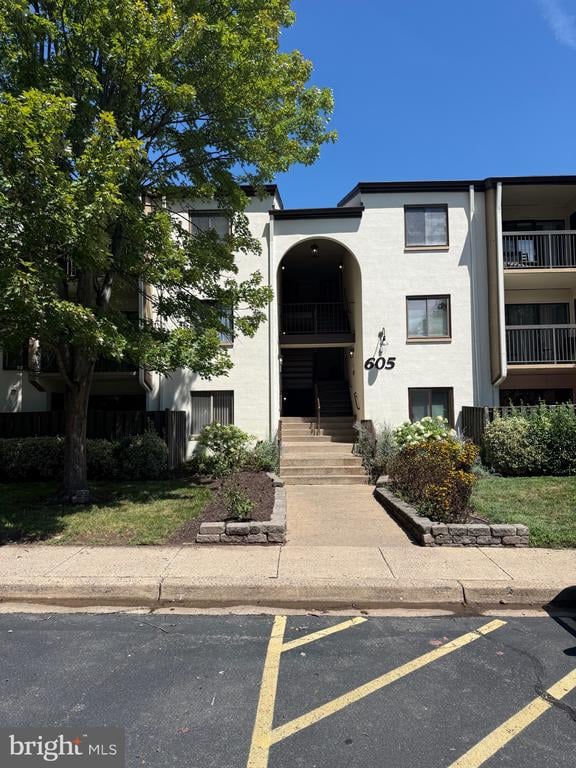 605 Center St #T4, Herndon, VA 20170