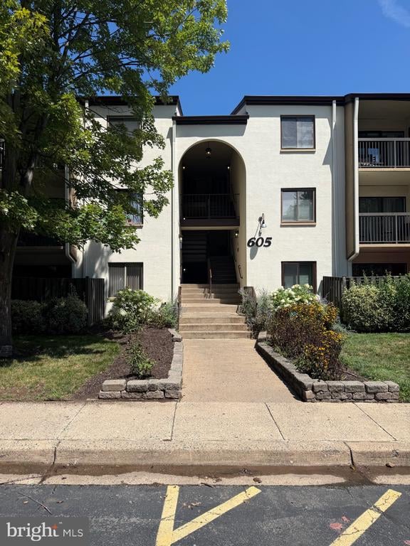 605 Center St #T4, Herndon, VA 20170