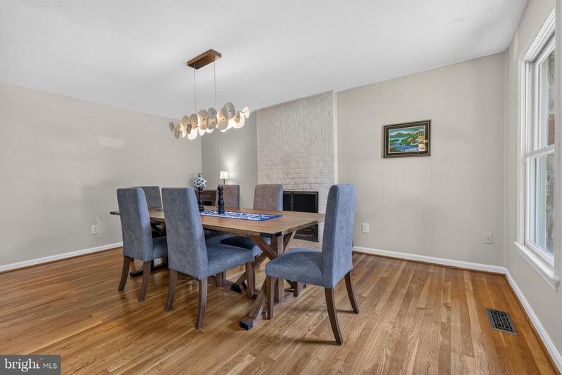 723 Forest Ridge Dr, Great Falls, VA 22066