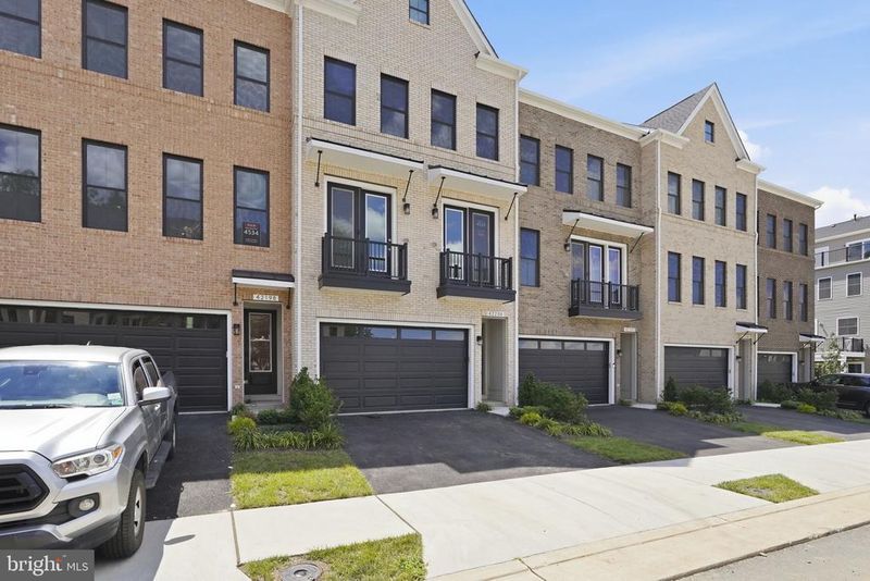 42200 Shining Star Sq, Brambleton, VA 20148