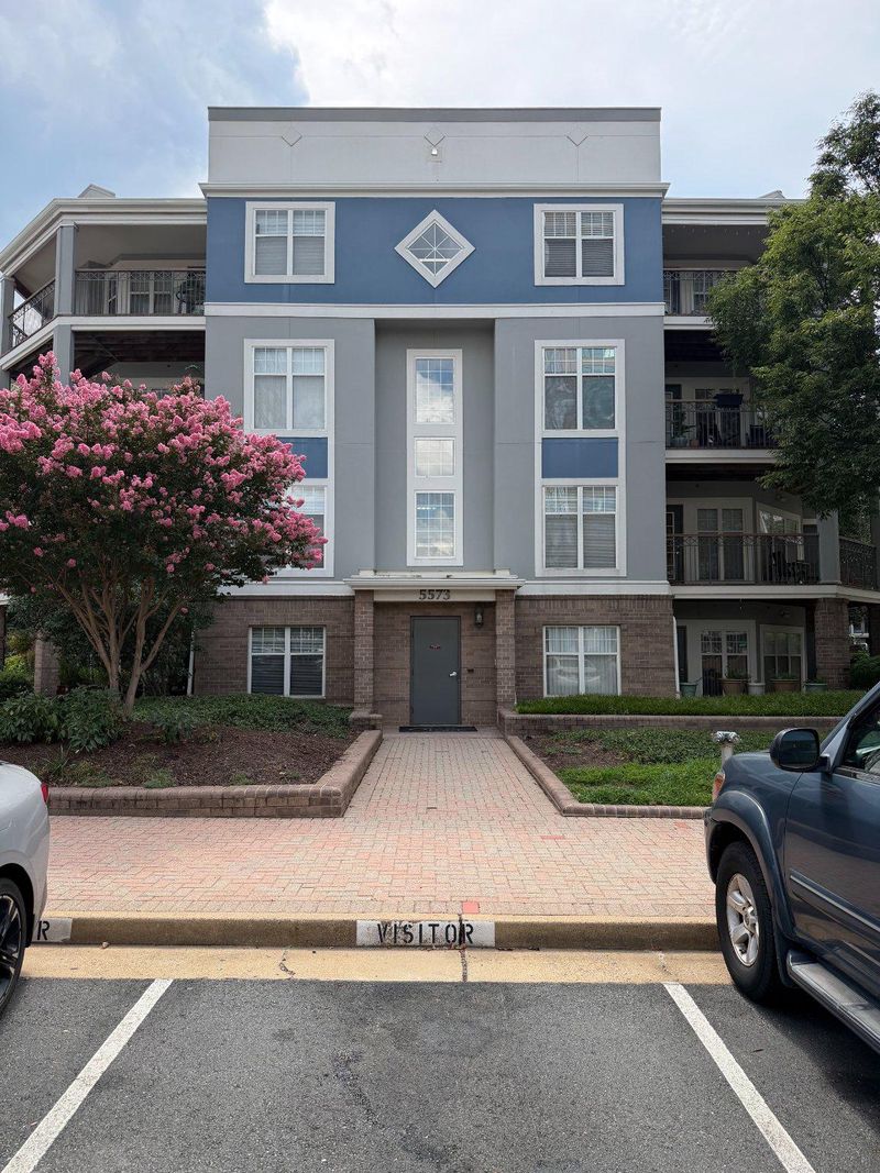 5573 Seminary Rd #114, Falls Church, VA 22041