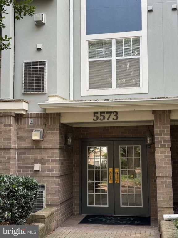5573 Seminary Rd #114, Falls Church, VA 22041