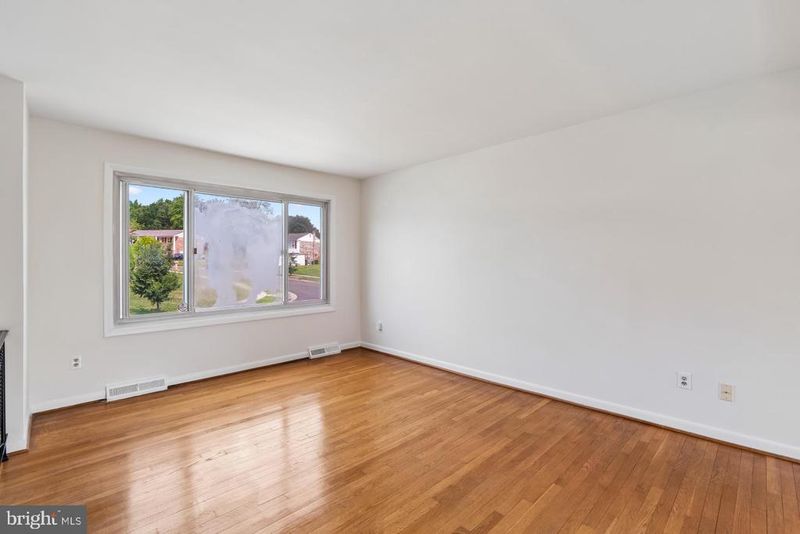 7800 Woodbourne Ave, Fort Washington, MD 20744