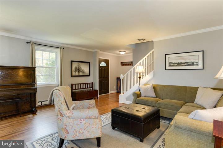 3460 Washington Dr, Falls Church, VA 22041
