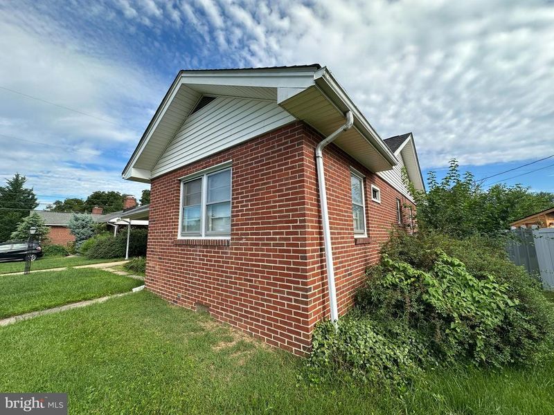 405 Delaware Rd, Frederick, MD 21701