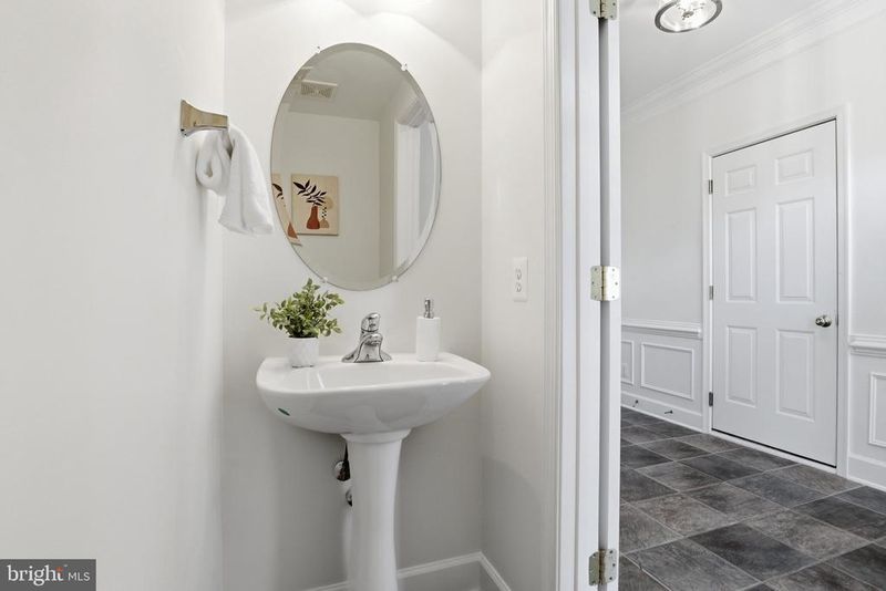 2409 Huntington Park Dr, Alexandria, VA 22303