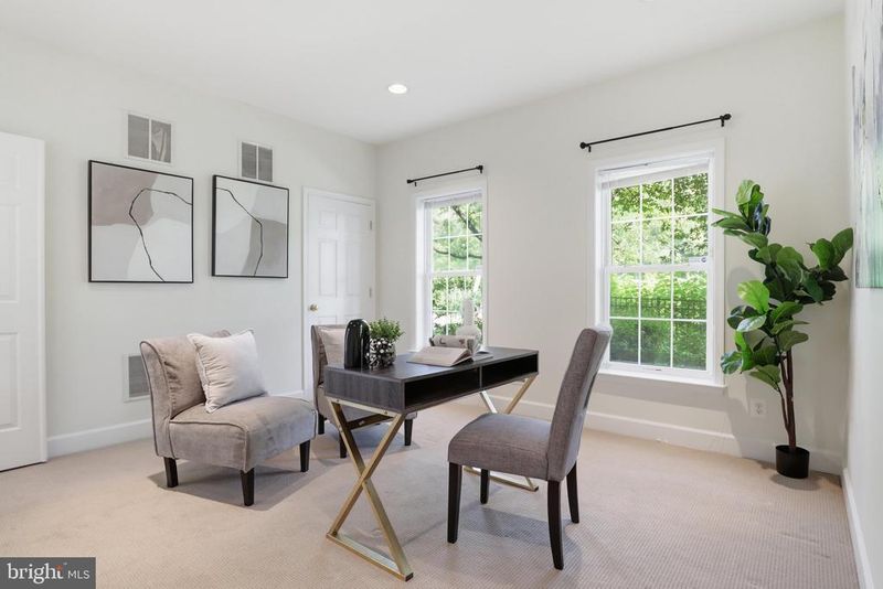 2409 Huntington Park Dr, Alexandria, VA 22303