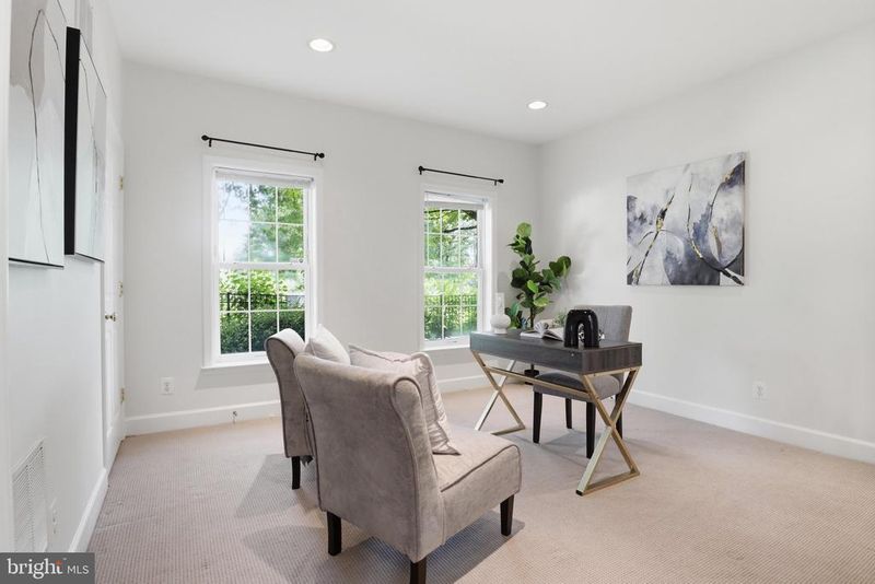2409 Huntington Park Dr, Alexandria, VA 22303