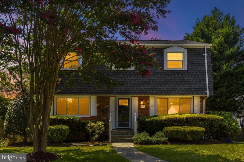 9204 Villa Dr, Bethesda, MD 20817