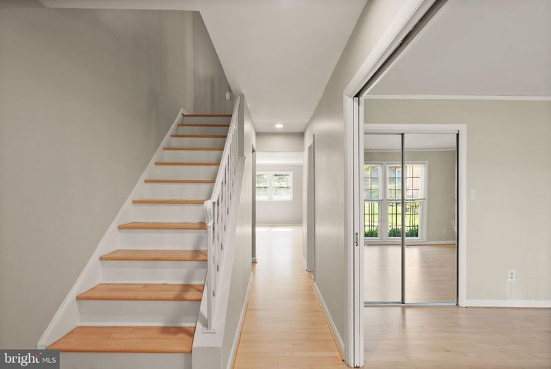 7471 Jayhawk St, Annandale, VA 22003
