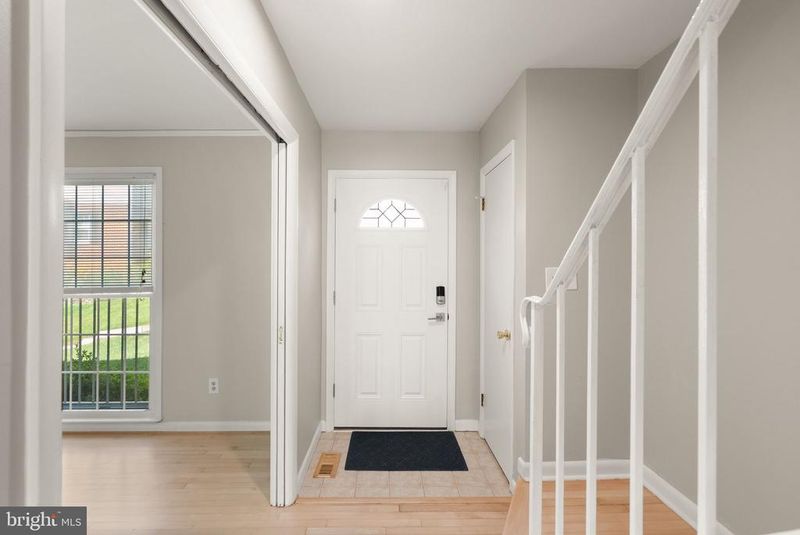 7471 Jayhawk St, Annandale, VA 22003