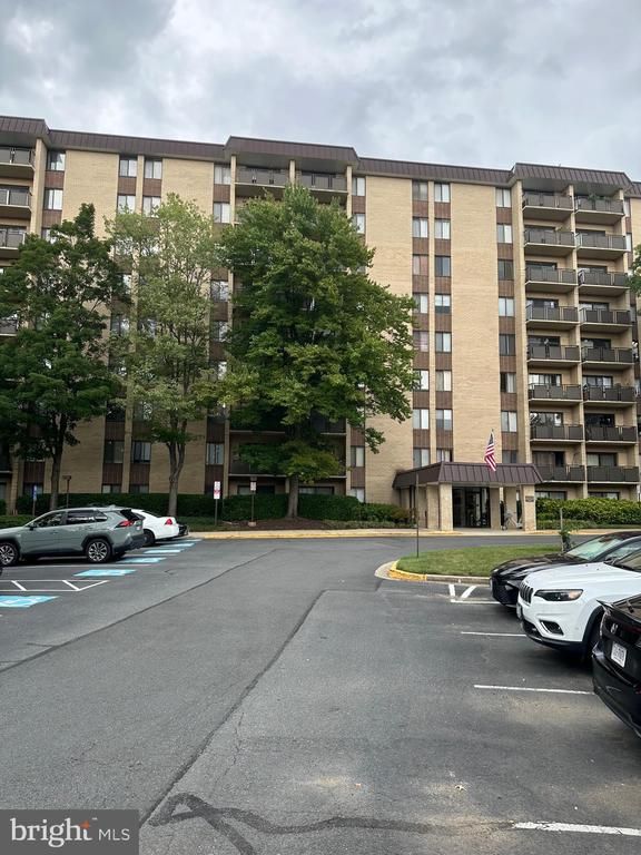 3100 S Manchester St #832, Falls Church, VA 22044