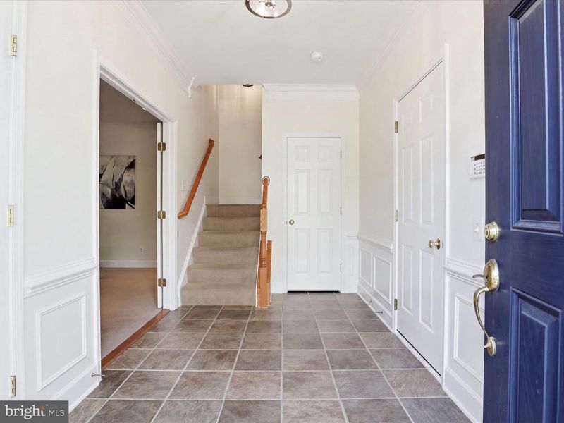 2409 Huntington Park Dr, Alexandria, VA 22303