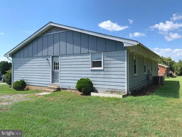 1807 Meadow Dr, Fredericksburg, VA 22405