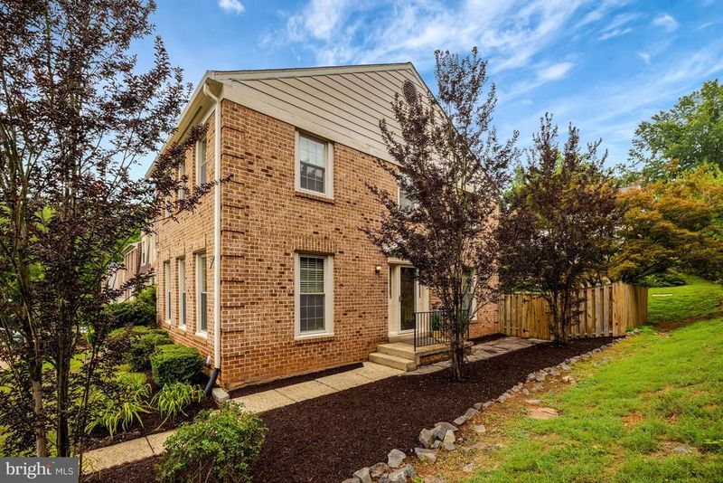 5720 Crownleigh Ct, Burke, VA 22015