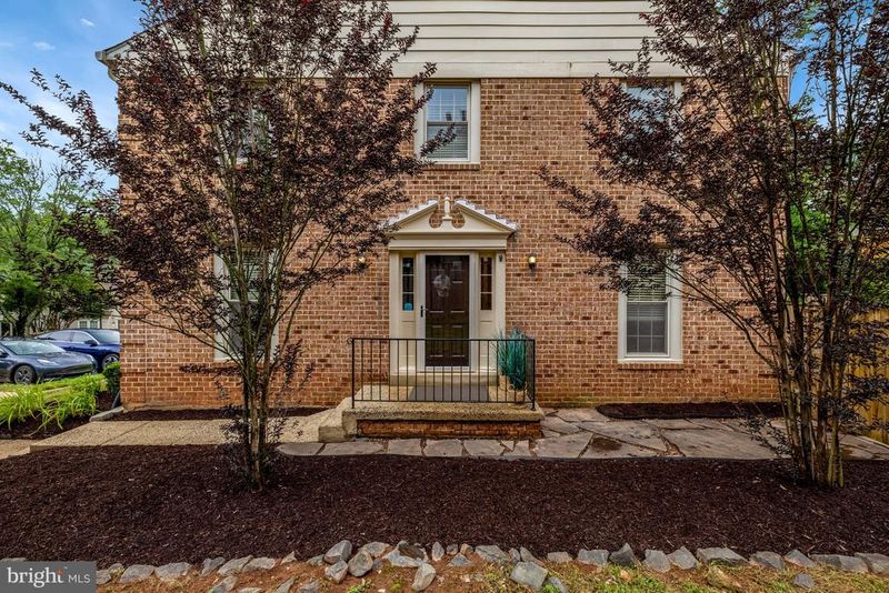 5720 Crownleigh Ct, Burke, VA 22015