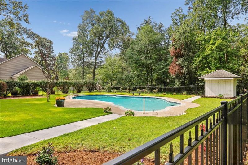 833 Meadow Rd, Severn, MD 21144