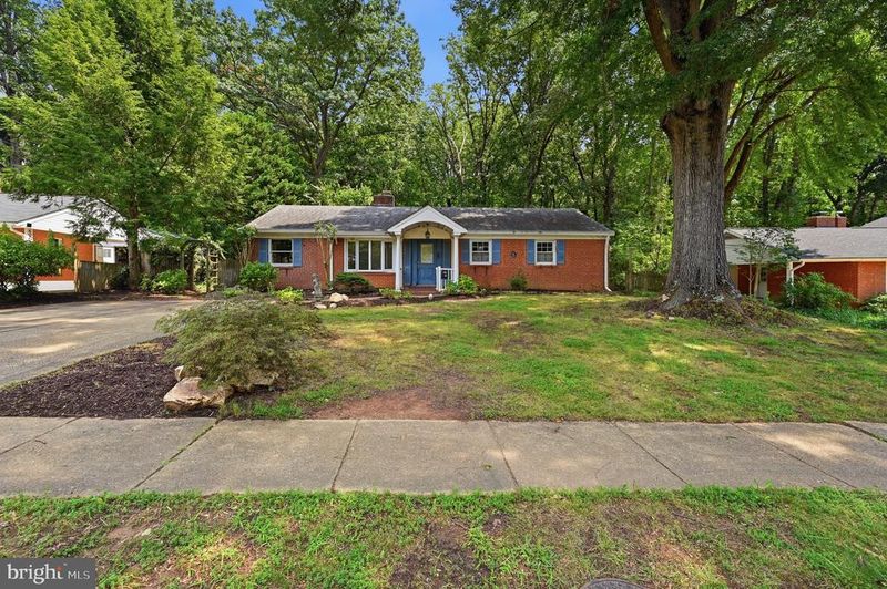 6702 Harwood Pl, Springfield, VA 22152