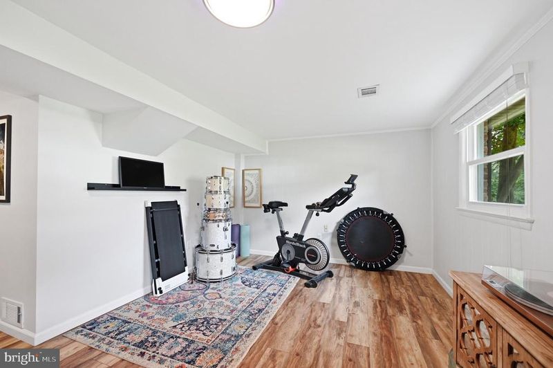 6426 Carriage Dr, Alexandria, VA 22310