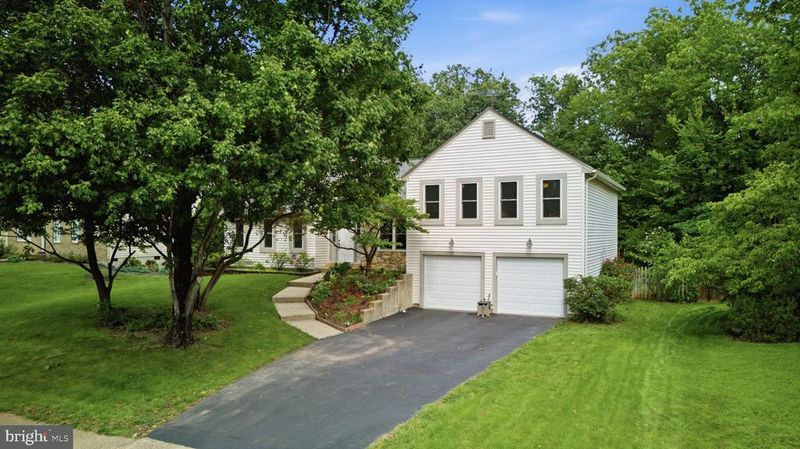 15104 Honsena Dr, Centreville, VA 20120