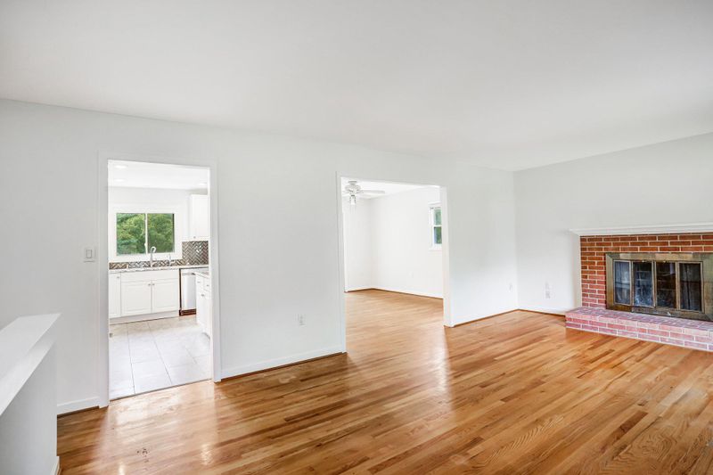 160 S Hughes St, Hamilton, VA 20158
