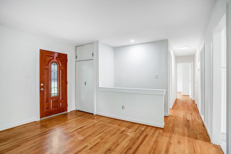 160 S Hughes St, Hamilton, VA 20158
