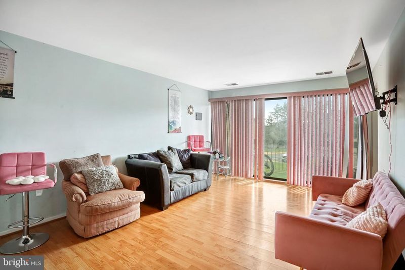 541 Florida Ave #101, Herndon, VA 20170