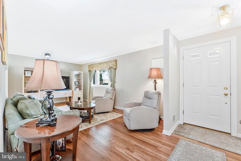 5000 Gainsborough Dr, Fairfax, VA 22032
