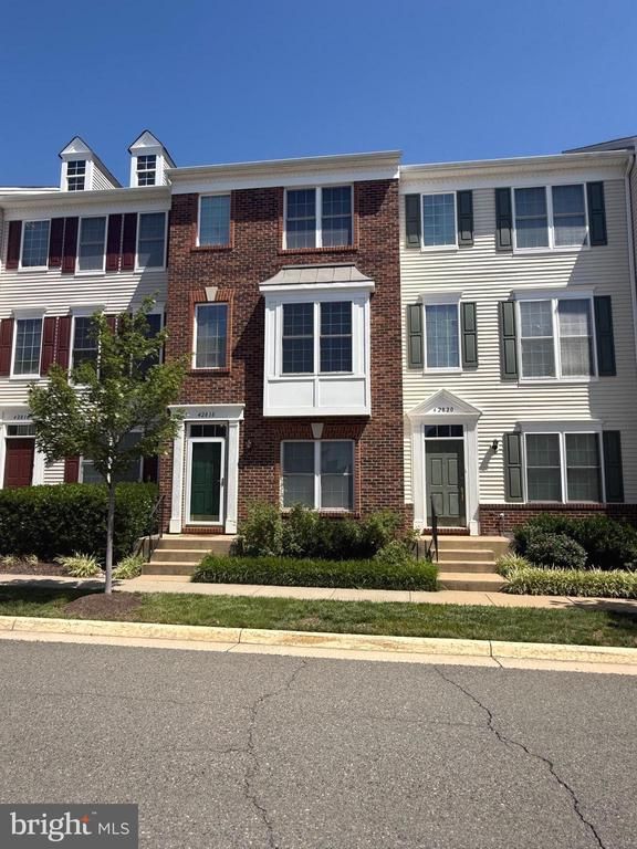 42818 Sykes Ter, Chantilly, VA 20152