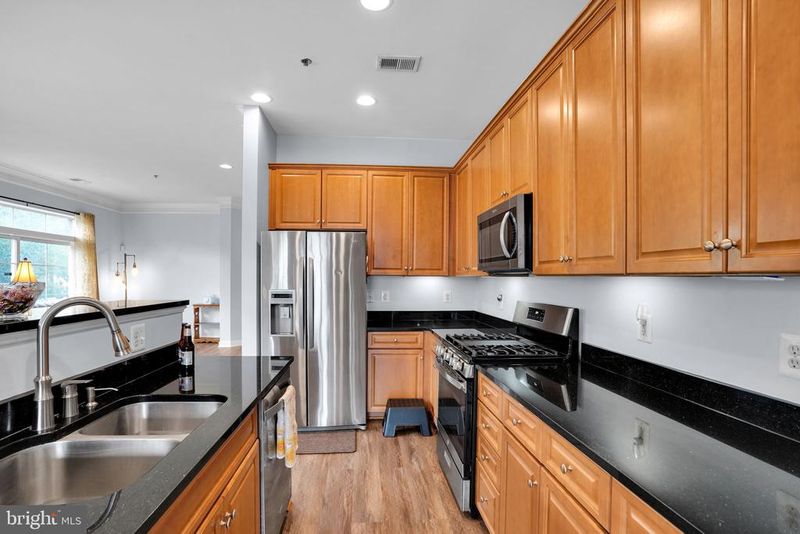 680 Watermans Dr #105, Woodbridge, VA 22191