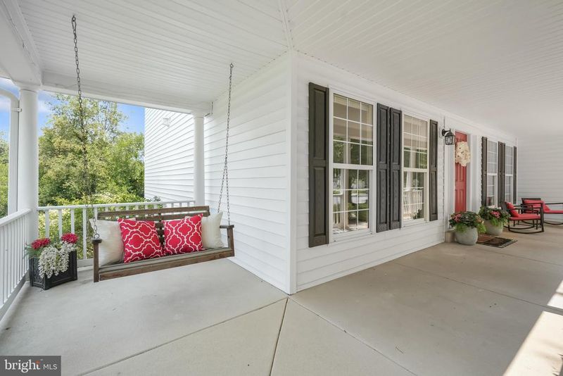 329 Locust Grove Dr, Purcellville, VA 20132