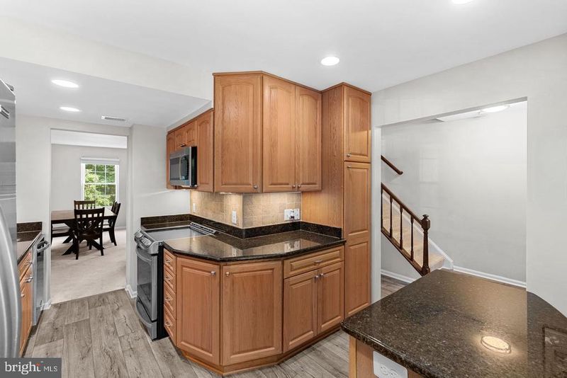 8942 Astongale Ct, Springfield, VA 22152