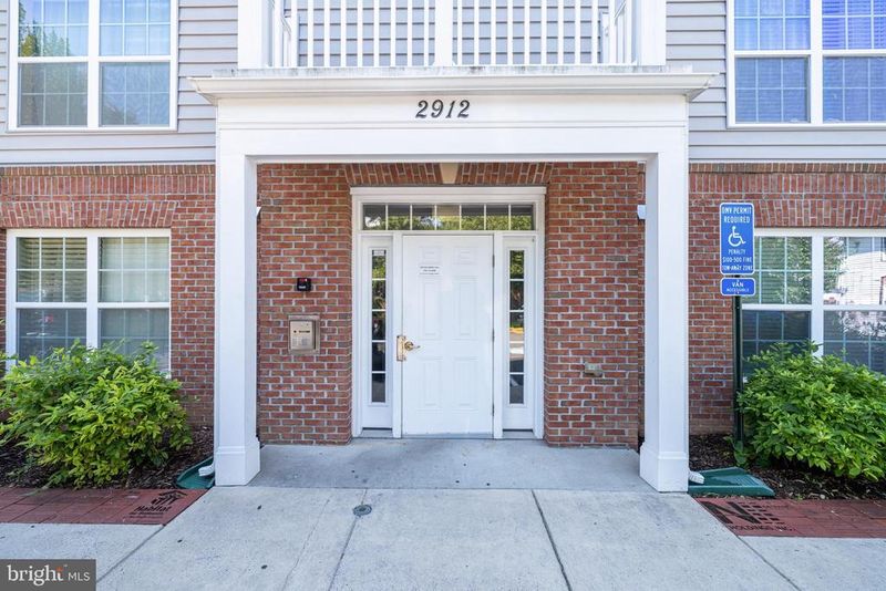 2912 17th St S #103, Arlington, VA 22204
