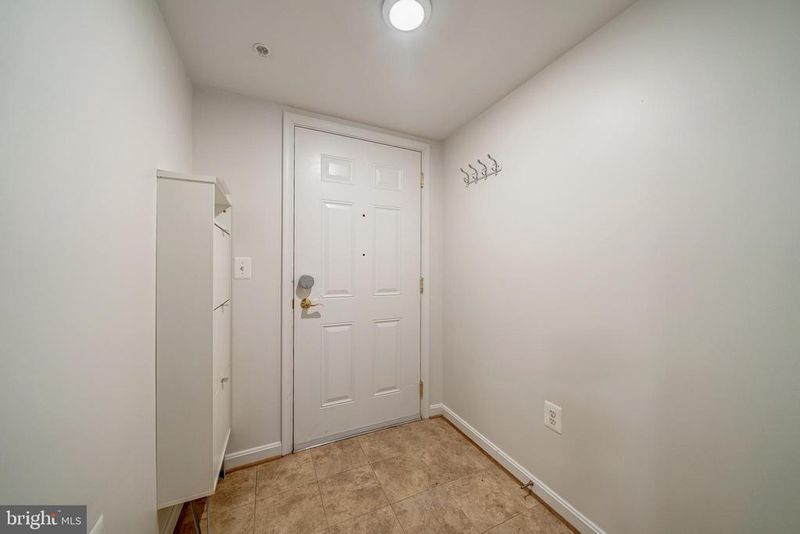 2912 17th St S #103, Arlington, VA 22204