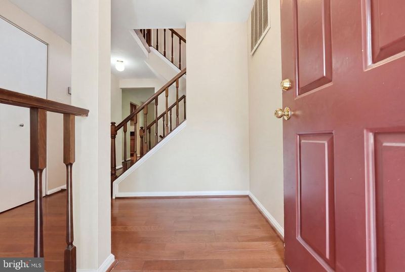 10065 Chestnut Wood Ln, Burke, VA 22015