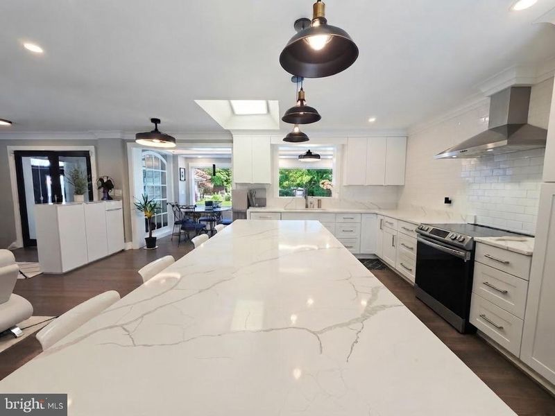 8927 Orange Hunt Ln, Annandale, VA 22003